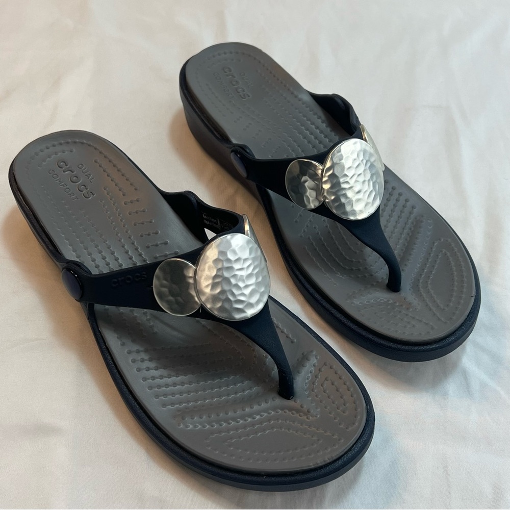 Crocs Sanrah Hammered Circle Wedge Flip Sandal Womens Shoe Sz 6 Blue Gray Silver - Picture 1 of 5